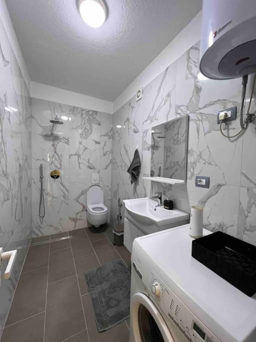 Great Apartament Near Lake & Blloku Area 地拉那 外观 照片